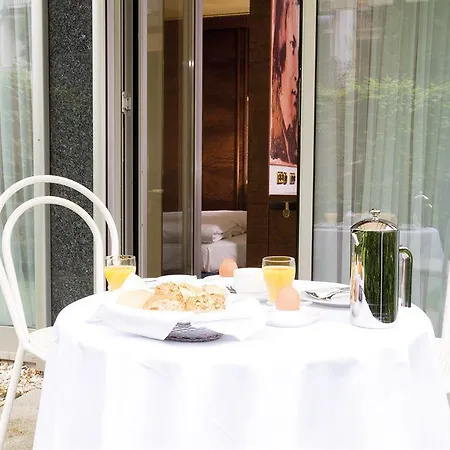 Living Kanzler Otel 4*